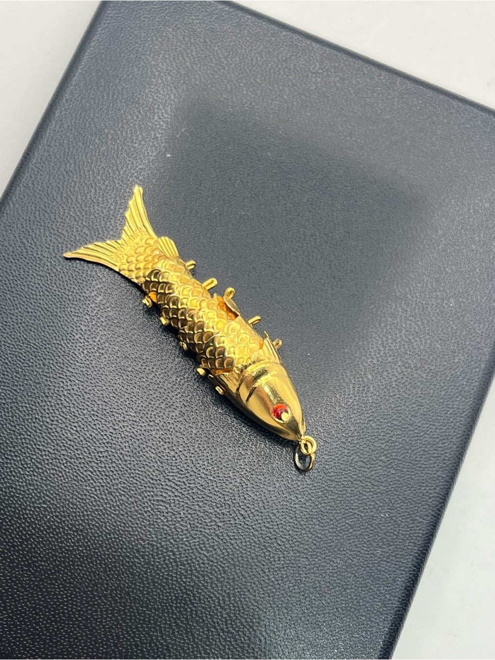 Articulated movable fish gold tone red eyes pendant for necklace vintage - Picture 6 of 14